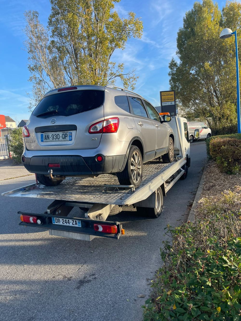 Enl&egrave;vement d'un SUV sur plateau, Finist&egrave;re