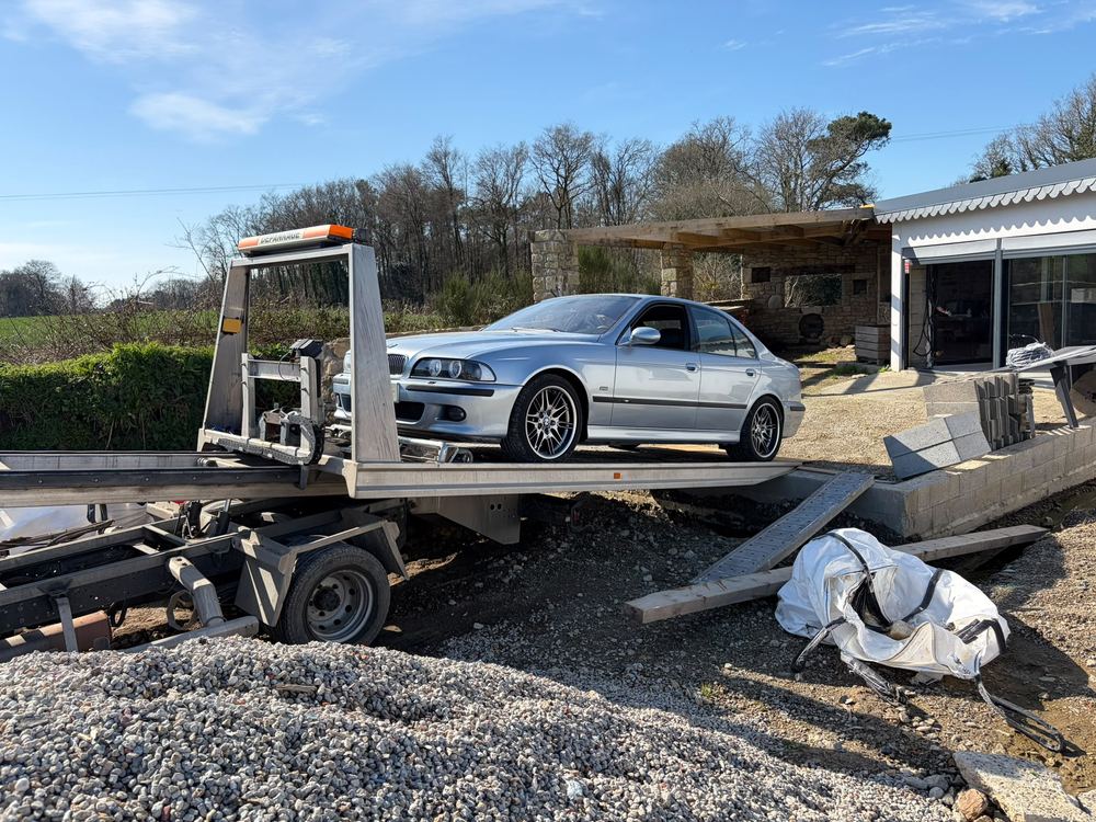 Chargement d'une berline sur plateau