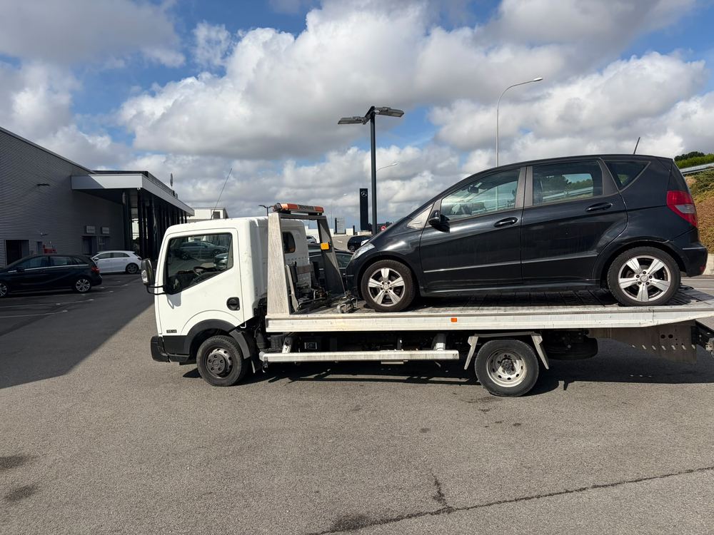 Transport d'un v&eacute;hicule sur plateau Breizh TDHI